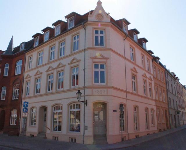 Newcomern  bei den Bestattern mit freundlicher Fassade:: Wismarer Bestatthungshaus 