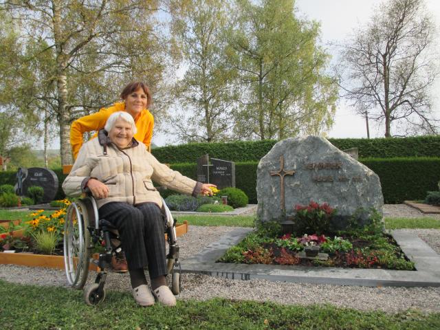 Letzter Besuch am Grab von Alois Semmler: Gertrud Semmler mit Ihrer Tochter Christa Semmler am 1. November 2014