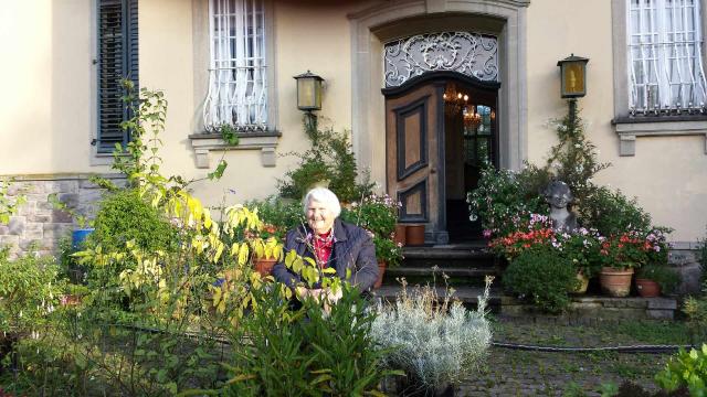 Gertrud Semmler bei ihrem letzten Besuch im Queen-Auguste-Victoria-Park, Umkirch
