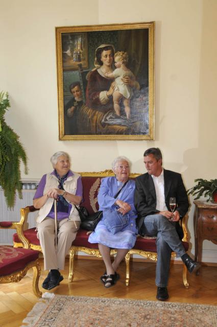 Gertrud Semmler mit Bürgermeister  Volker Kieber und Heimatdichterin Martha Schmidle im Queen-Augste-Victoria-Park Umkirch 